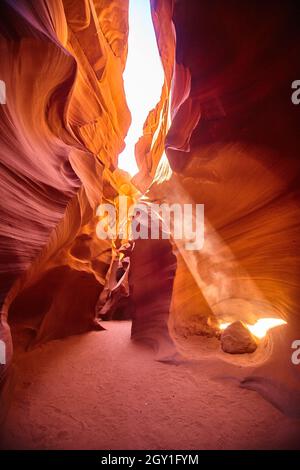 La luce filtra in un angolo attraverso un canyon arancione Foto Stock