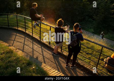 16/09/2020. Londra, Regno Unito. Le persone si rilassano, durante il tramonto a Greenwich Park. Photo credit: George Cracknell Wright Foto Stock