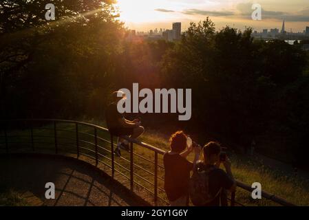 16/09/2020. Londra, Regno Unito. Le persone si rilassano, durante il tramonto a Greenwich Park. Photo credit: George Cracknell Wright Foto Stock