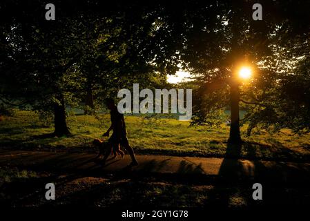 16/09/2020. Londra, Regno Unito. Le persone si rilassano, durante il tramonto a Greenwich Park. Photo credit: George Cracknell Wright Foto Stock