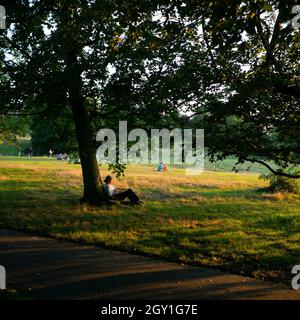 16/09/2020. Londra, Regno Unito. Le persone si rilassano, durante il tramonto a Greenwich Park. Photo credit: George Cracknell Wright Foto Stock