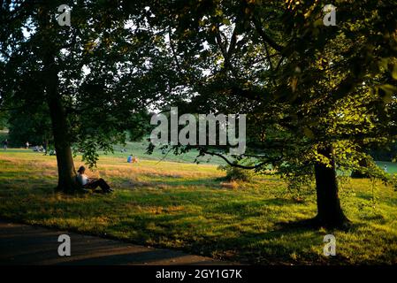 16/09/2020. Londra, Regno Unito. Le persone si rilassano, durante il tramonto a Greenwich Park. Photo credit: George Cracknell Wright Foto Stock