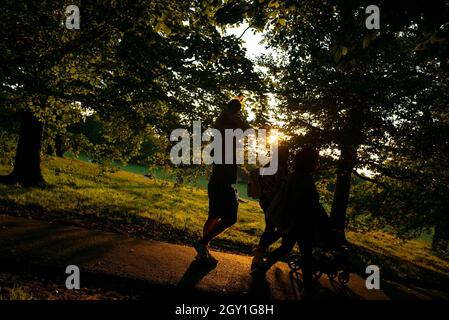 16/09/2020. Londra, Regno Unito. Le persone si rilassano, durante il tramonto a Greenwich Park. Photo credit: George Cracknell Wright Foto Stock