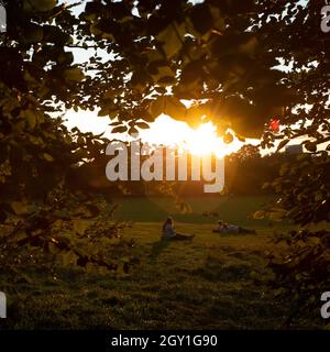 16/09/2020. Londra, Regno Unito. Le persone si rilassano, durante il tramonto a Greenwich Park. Photo credit: George Cracknell Wright Foto Stock