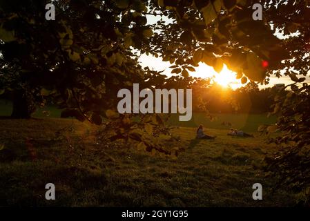 16/09/2020. Londra, Regno Unito. Le persone si rilassano, durante il tramonto a Greenwich Park. Photo credit: George Cracknell Wright Foto Stock
