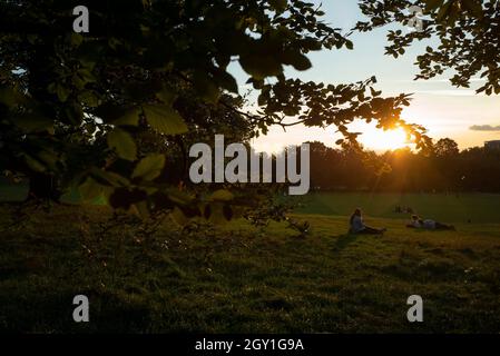 16/09/2020. Londra, Regno Unito. Le persone si rilassano, durante il tramonto a Greenwich Park. Photo credit: George Cracknell Wright Foto Stock