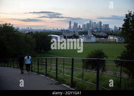 16/09/2020. Londra, Regno Unito. Una vista di Canary Wharf da Greenwich Park al tramonto. Photo credit: George Cracknell Wright Foto Stock