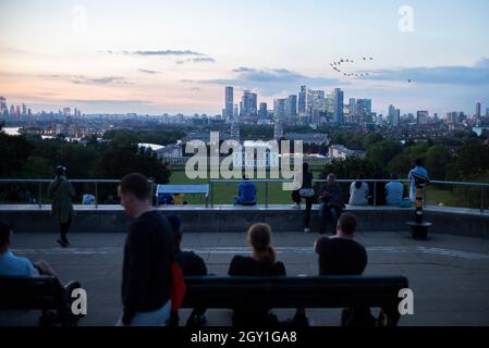 16/09/2020. Londra, Regno Unito. Una vista di Canary Wharf da Greenwich Park al tramonto. Photo credit: George Cracknell Wright Foto Stock