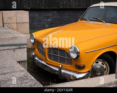 Stekene, Belgio, 25 settembre 2021, parte anteriore con paraurti cromato di una classica auto arancione Volvo 122s Foto Stock