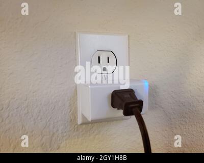 Stati Uniti. 15 giugno 2021. Primo piano di una Smart Plug TP link con apparecchio collegato in una casa intelligente a Lafayette, California, 15 giugno 2021. (Foto di Smith Collection/Gado/Sipa USA) Credit: Sipa USA/Alamy Live News Foto Stock