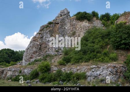 Paesaggio geologico di ex cava calcarea e riserva naturale attuale Kadzielnia nella città di Kielce in Polonia Foto Stock