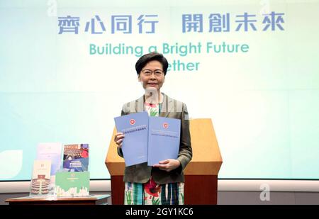 Hong Kong, Cina. 6 ottobre 2021. Direttore esecutivo della Regione amministrativa Speciale di Hong Kong (HKSAR) Carrie Lam partecipa a una conferenza stampa a Hong Kong, Cina meridionale, 6 ottobre 2021. Carrie Lam mercoledì mattina ha consegnato l'indirizzo politico 2021, delineando piani concreti per affrontare problemi profondi come la carenza di alloggi e per una migliore integrazione nello sviluppo nazionale. Credit: Lui Siu Wai/Xinhua/Alamy Live News Foto Stock