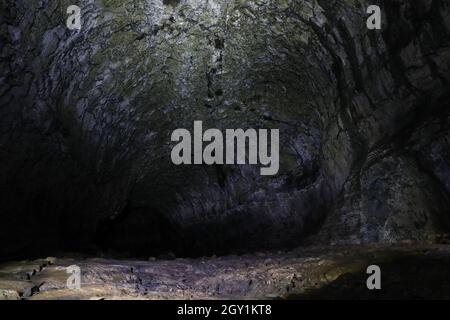 Jeju. 6 ottobre 2021. La foto scattata il 6 ottobre 2021 mostra la vista interna della metropolitana di Manjanggul Lava a Jeju, Corea del Sud. Il tubo di Lava Manjanggul, che mostra lo spettacolo unico di decorazioni in carbonato multicolore e pareti di lava di colore scuro, è stato dichiarato patrimonio dell'umanità dell'UNESCO nel 2007 in quanto ha un notevole valore scientifico e del patrimonio. Credit: Wang Jingqiang/Xinhua/Alamy Live News Foto Stock