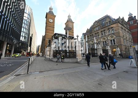 Un ingresso alla stazione di London Liverpool Street il 6 ottobre 2021. Foto Stock