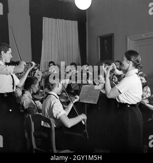 Il BdM Mädchen spielen Musik in einem Orchester, Deutschland 1930er Jahre. Il BdM ragazze di riproduzione di musica in un'orchestra, Germania 1930s. Foto Stock