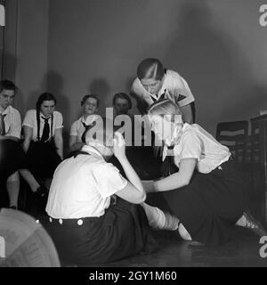 Il BdM Mädchen bei einer Erste Hilfe Ausbildung, Deutschland 1930er Jahre. Il BdM ragazze a una formazione di primo soccorso, Germania 1930s. Foto Stock