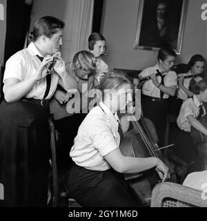 Il BdM Mädchen spielen Musik in einem Orchester, Deutschland 1930er Jahre. Il BdM ragazze di riproduzione di musica in un'orchestra, Germania 1930s. Foto Stock