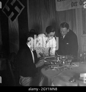 Ein Lehrjunge in einem Ristorante bei der Prüfung im Rahmen des Reichsberufswettkampfs 1937, Deutschland 1930er Jahre. Un partecipante di un ristorante è esaminata al concorso Reichsberufswettkampf 1937, Germania 1930s. Foto Stock