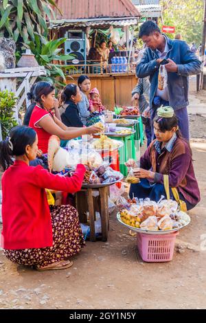 KYAUKME, MYANMAR - 30 NOVEMBRE 2016: Venditori di cibo sulla stazione ferroviaria di Kyaukme, Myanmar Foto Stock