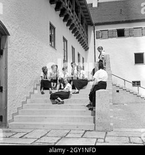 Il BdM Mädchen bei einer Pausa in der Haushaltungsschule Greifenberg, Deutschland 1930er Jahre. Il BdM ragazze avente una rottura a livello interno la scienza scuola a Greifenberg, Germania 1930s. Foto Stock