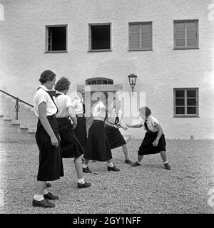 Il BdM Mädchen bei einer Pausa in der Haushaltungsschule Greifenberg, Deutschland 1930er Jahre. Il BdM ragazze avente una rottura a livello interno la scienza scuola a Greifenberg, Germania 1930s. Foto Stock