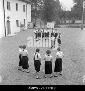 Il BdM Mädchen bei einer Pausa in der Haushaltungsschule Greifenberg, Deutschland 1930er Jahre. Il BdM ragazze avente una rottura a livello interno la scienza scuola a Greifenberg, Germania 1930s. Foto Stock