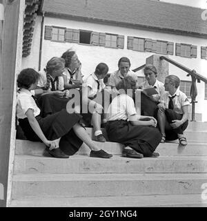 Il BdM Mädchen bei einer Pausa in der Haushaltungsschule Greifenberg, Deutschland 1930er Jahre. Il BdM ragazze avente una rottura a livello interno la scienza scuola a Greifenberg, Germania 1930s. Foto Stock