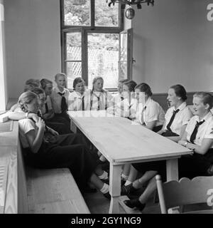 Il BdM Mädchen bei einer Pausa in der Haushaltungsschule Greifenberg, Deutschland 1930er Jahre. Il BdM ragazze avente una rottura a livello interno la scienza scuola a Greifenberg, Germania 1930s. Foto Stock