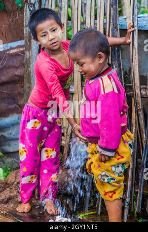 HSIPAW, MYANMAR - 1 DICEMBRE 2016: Bambini locali in un villaggio vicino Hsipaw, Myanmar Foto Stock