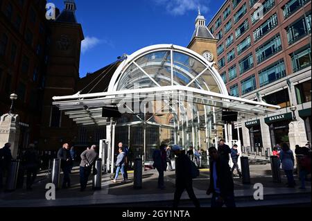 Un ingresso alla stazione di London Liverpool Street il 6 ottobre 2021. Foto Stock