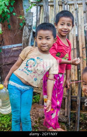 HSIPAW, MYANMAR - 1 DICEMBRE 2016: Bambini locali in un villaggio vicino Hsipaw, Myanmar Foto Stock