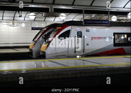 Una locomotiva di classe 321 alla stazione di London Liverpool Street. Foto Stock