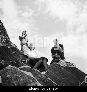 Drei junge Frauen haben einen Gipfel n der Wachau in Österreich erklommen, Deutschland 1930er Jahe. Tre giovani donna ha raggiunto il picco di una montagna in area di Wachau in Austria, Germania 1930s. Foto Stock