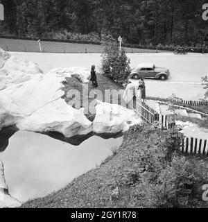 Mit dem Opel Olympia unterwegs in der Wachau in Österreich, Deutschland 1930er Jahre. Sulla strada con un modello Opel Olympia presso l area di Wachau in Austria, Germania 1930s. Foto Stock