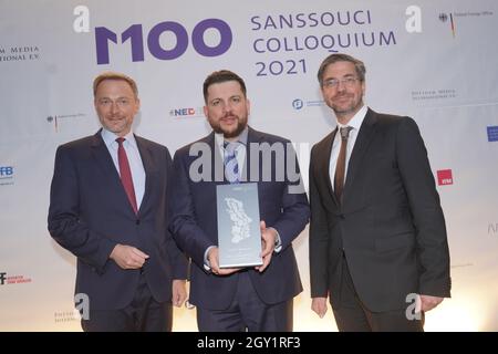 Potsdam, Germania. 06 ottobre 2021. Christian Lindner (l), presidente federale dell'FDP, e Mike Schubert (r), sindaco della città di Potsdam, presentano Leonid Volkov, associato di Nawally, al M100 Media Award nel Palace Theatre del Neues Palais. Credit: Jörg Carstensen/dpa/Alamy Live News Foto Stock