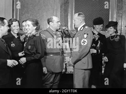 Deutsche Diplomaten bei einem Emfang in der spanischen Botschaft in Berlin, Deutschland 1940er Jahre. Diplomatici tedeschi in una ricreazione presso l'ambasciata spagnola a Berlino, Germania 1940. Foto Stock