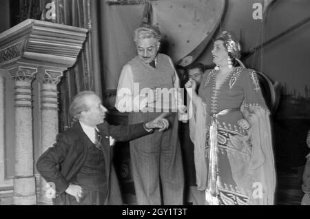 Vobereitung einer Aufführung an der Oper, Deutschland 1940er Jahre. Preparazione di una performance lirica, Germania anni quaranta. Foto Stock
