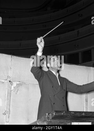 Vobereitung einer Aufführung an der Oper, Deutschland 1940er Jahre. Preparazione di una performance lirica, Germania anni quaranta. Foto Stock