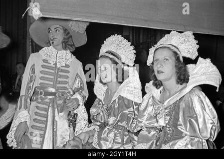 Vobereitung einer Aufführung an der Oper, Deutschland 1940er Jahre. Preparazione di una performance lirica, Germania anni quaranta. Foto Stock