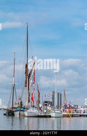 la regata tenuta a queenborough tutta marea sbarco in kent Foto Stock