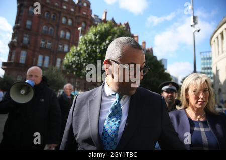 Manchester, Regno Unito. 6 ottobre 2021. James abilmente, MP, passa davanti ai manifestanti fuori dalla Tory Party Conference. Manchester, Regno Unito. Credit: Barbara Cook/Alamy Live News Foto Stock