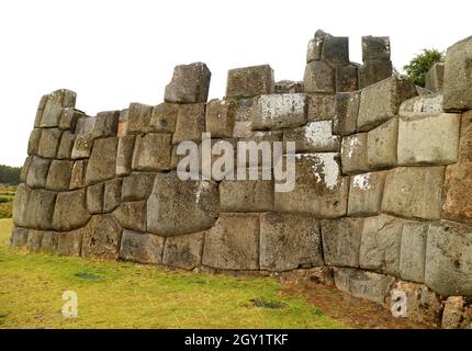 Incredibili e massicce mura di pietra Inca della fortezza di Sacsayhuaman sulla collina della città di Cusco, Perù Foto Stock