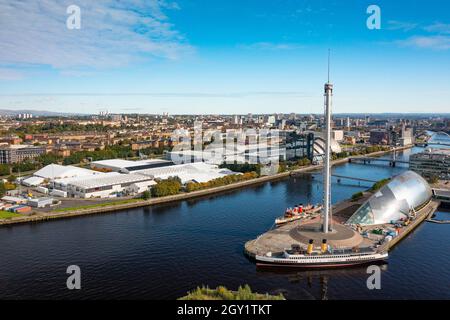 Glasgow, Scozia, Regno Unito. 6 ottobre 2021. Viste aeree del sito della conferenza internazionale sul cambiamento climatico COP26 e del vertice che si terrà a Glasgow nel novembre 2021. Il sito si trova accanto al fiume Clyde vicino a Pacific Quay e grandi strutture temporanee possono essere viste per ospitare le decine di migliaia di delegati, capi di stato e giornalisti che parteciperanno all'evento di due settimane. Iain Masterton/Alamy Live News. Foto Stock