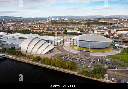 Glasgow, Scozia, Regno Unito. 6 ottobre 2021. Viste aeree del sito della conferenza internazionale sul cambiamento climatico COP26 e del vertice che si terrà a Glasgow nel novembre 2021. Il sito si trova accanto al fiume Clyde vicino a Pacific Quay e grandi strutture temporanee possono essere viste per ospitare le decine di migliaia di delegati, capi di stato e giornalisti che parteciperanno all'evento di due settimane. Iain Masterton/Alamy Live News. Foto Stock