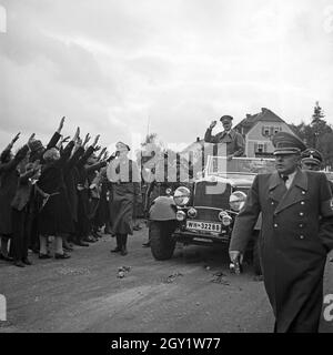 Führer und Reichskanzler Adolf Hitler bei seinem Besuch in Asch im Sudetenland, Deutschland 1930 Jahre. Fuehrer e il cancelliere Adolf Hitler visitano la città di Asch nella contea di Sudetenland, in Germania anni trenta. Foto Stock