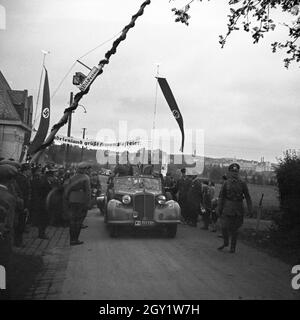 Führer und Reichskanzler Adolf Hitler bei seinem Besuch in Asch im Sudetenland, Deutschland 1930 Jahre. Fuehrer e il cancelliere Adolf Hitler visitano la città di Asch nella contea di Sudetenland, in Germania anni trenta. Foto Stock