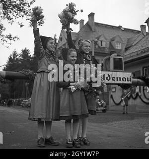 Mädchen und Kinder bejubeln Führer und Reichskanzler Adolf Hitler bei seinem Besuch in Asch im Sudetenland, Deutschland 1930er Jahre. Le ragazze e i bambini che si recano a Fuehrer e al cancelliere Adolf Hitler in visita alla città di Asch nella contea di Sudetenland, in Germania, negli anni trenta. Foto Stock