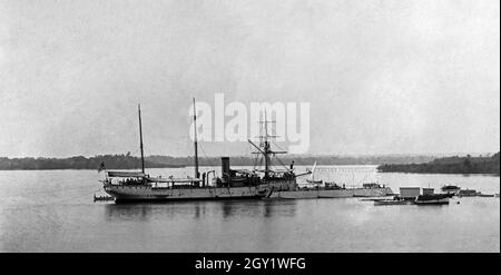 Schiff der deutschen Marine vor Dar es Salam, Deutsch-Ostafrika 1900er Jahre. Nave della Marina Imperiale tedesca al porto di Dar es Salam, Africa orientale tedesca del 1900. Foto Stock