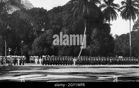 Deutsche Kommandeure mit der afrikanischen Askari-Schutztruppe, Deutsch-Ostafika 1900er Jahre. Comandanti tedeschi con la pattuglia Africana Askari, Africa Orientale tedesca del 1900. Foto Stock