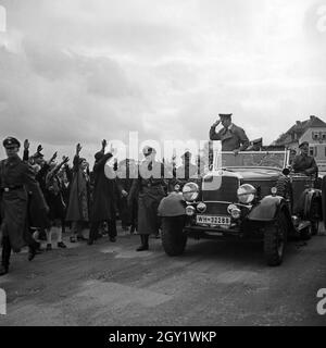 Führer und Reichskanzler Adolf Hitler bei seinem Besuch in Asch im Sudetenland, Deutschland 1930 Jahre. Fuehrer e il cancelliere Adolf Hitler visitano la città di Asch nella contea di Sudetenland, in Germania anni trenta. Foto Stock